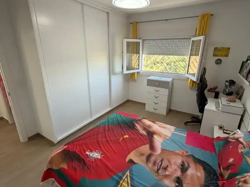 Dormitori de Casa o xalet en venda en La Línea de la Concepción amb Aire condicionat, Jardí privat i Piscina