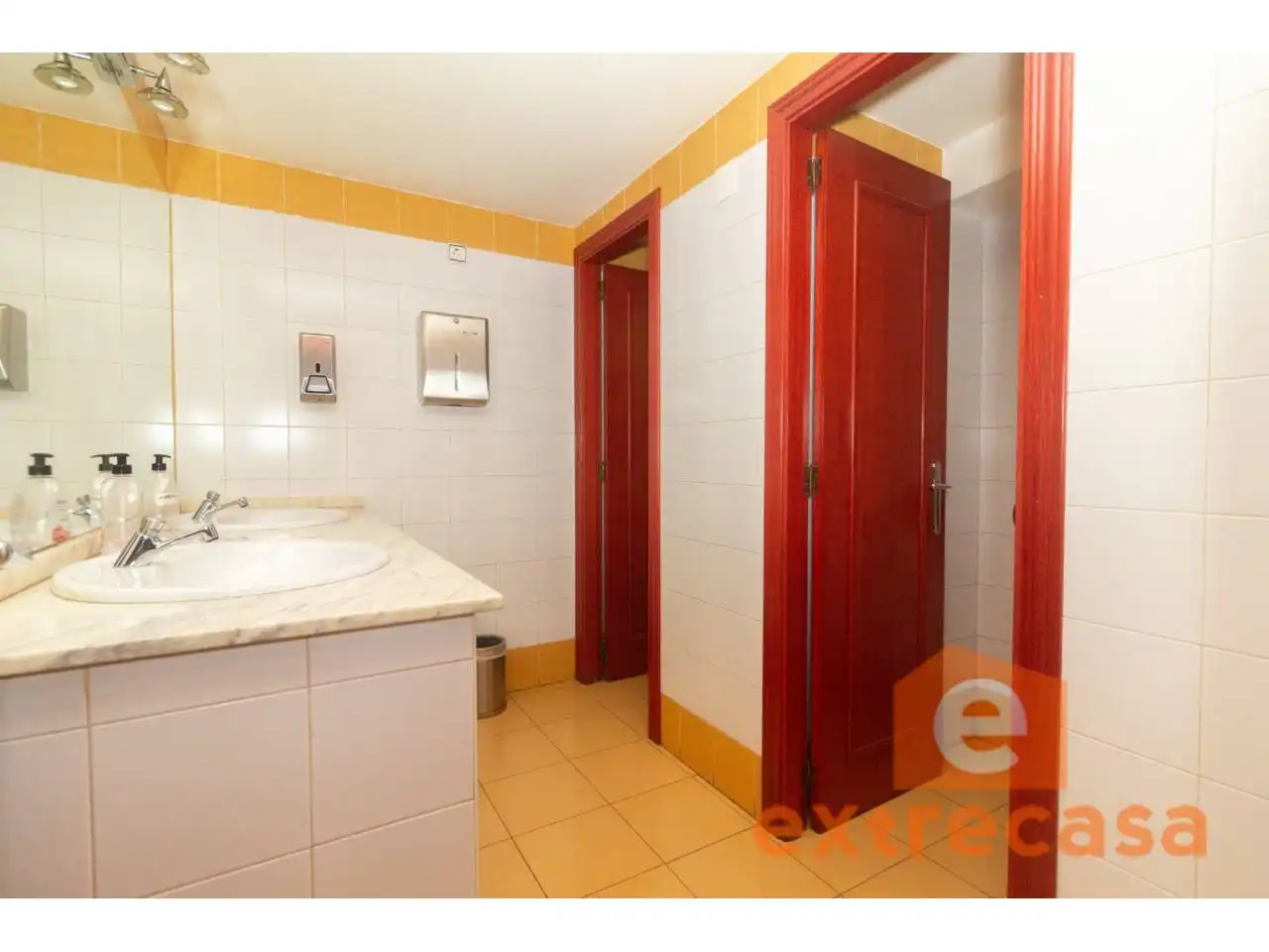 Bany de Local en venda en Badajoz amb Aire condicionat