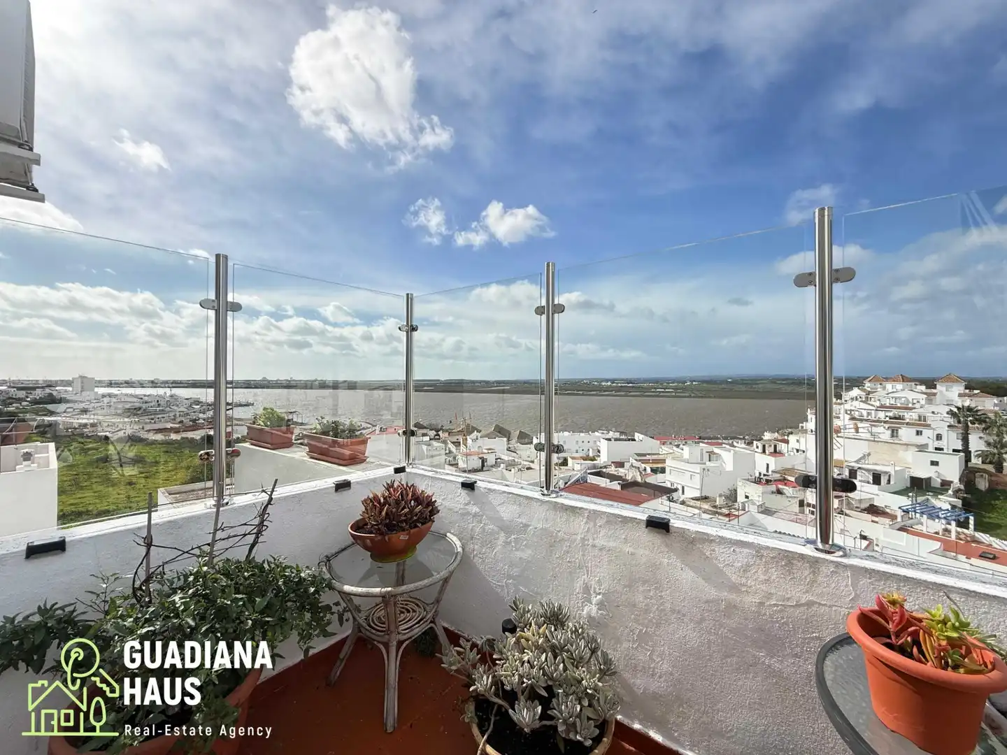 Vista exterior de Casa adosada en venda en Ayamonte amb Aire condicionat, Calefacció i Terrassa