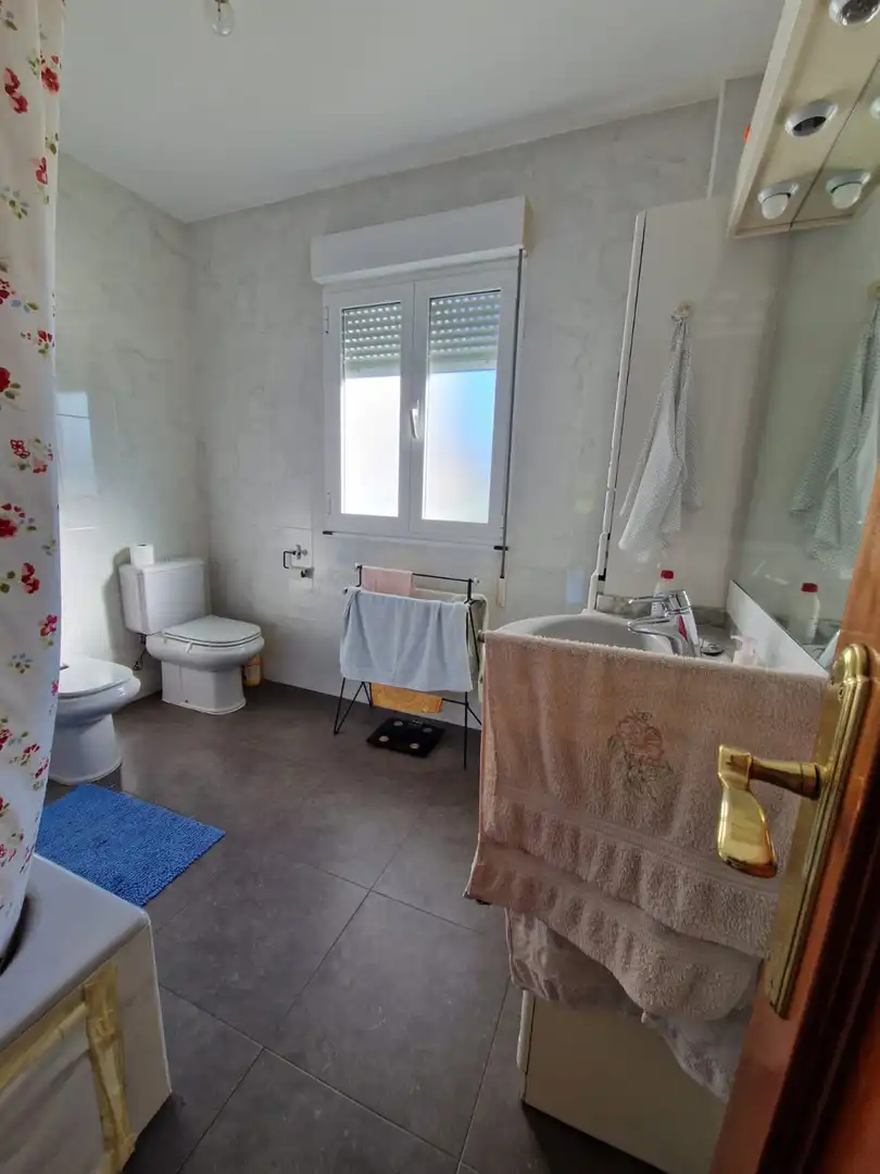 Baño de Casa o chalet en venta en Illas con Calefacción y Trastero