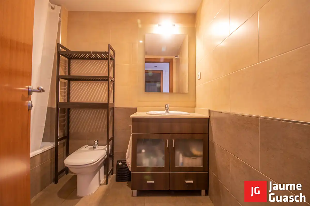 Badezimmer von Wohnung zum Verkauf in Torredembarra mit Klimaanlage, Heizung und Parkett