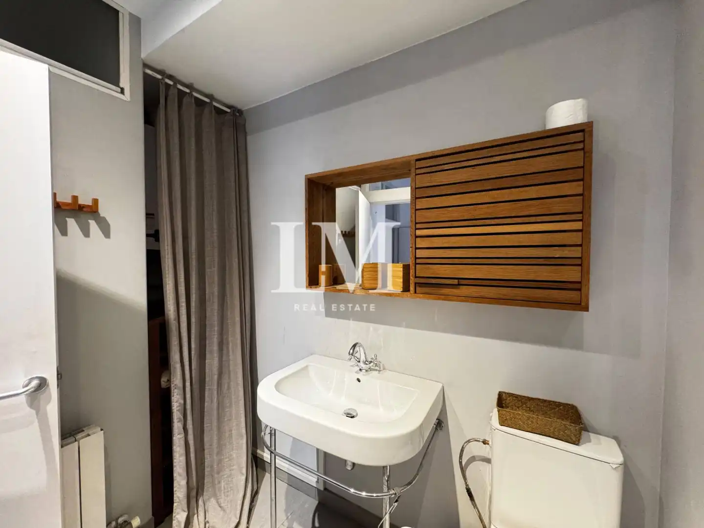 Bathroom of Apartments for rent in Ciutat Vella