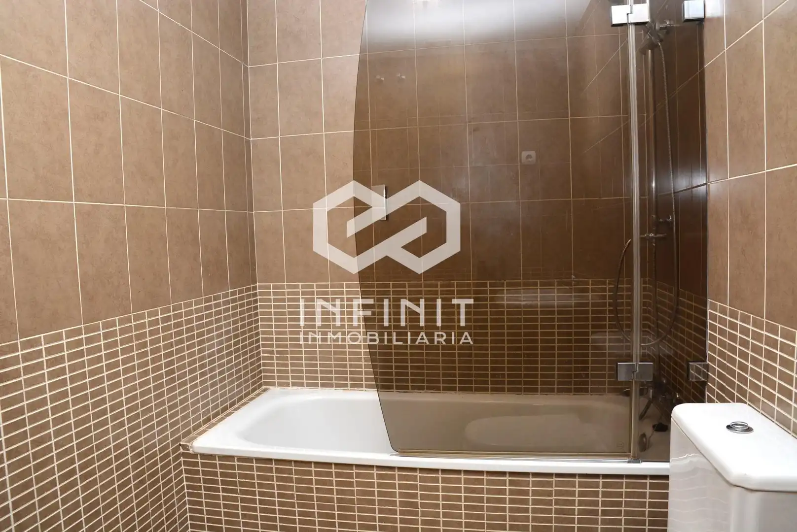 Baño de Piso en venta en Guadalajara con Calefacción, Terraza y Trastero