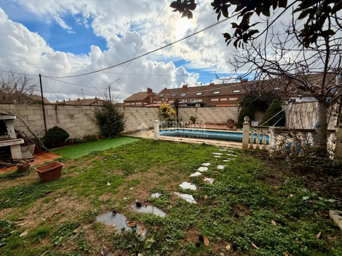 Casa adosada en venta en Villanueva de la Torre