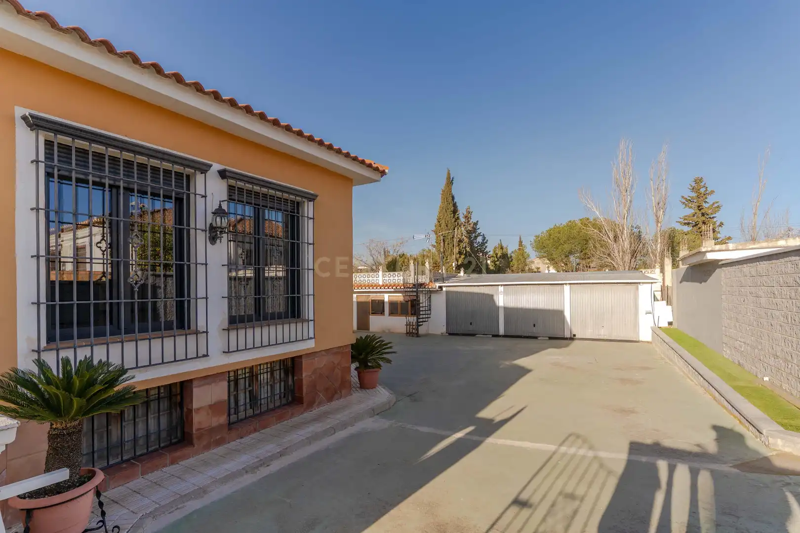 Vista exterior de Casa o chalet en venta en Villa de Otura con Aire acondicionado, Jardín privado y Piscina