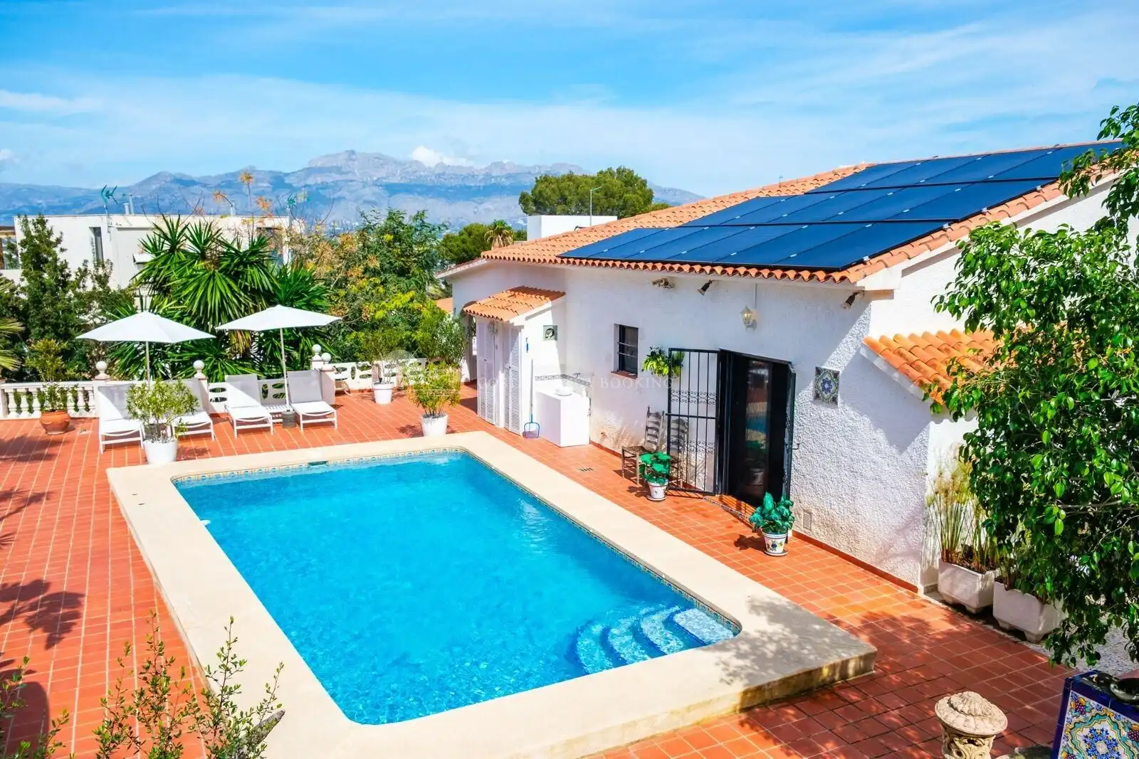 Vista exterior de Casa o xalet en venda en L'Alfàs del Pi amb Terrassa, Traster i Piscina
