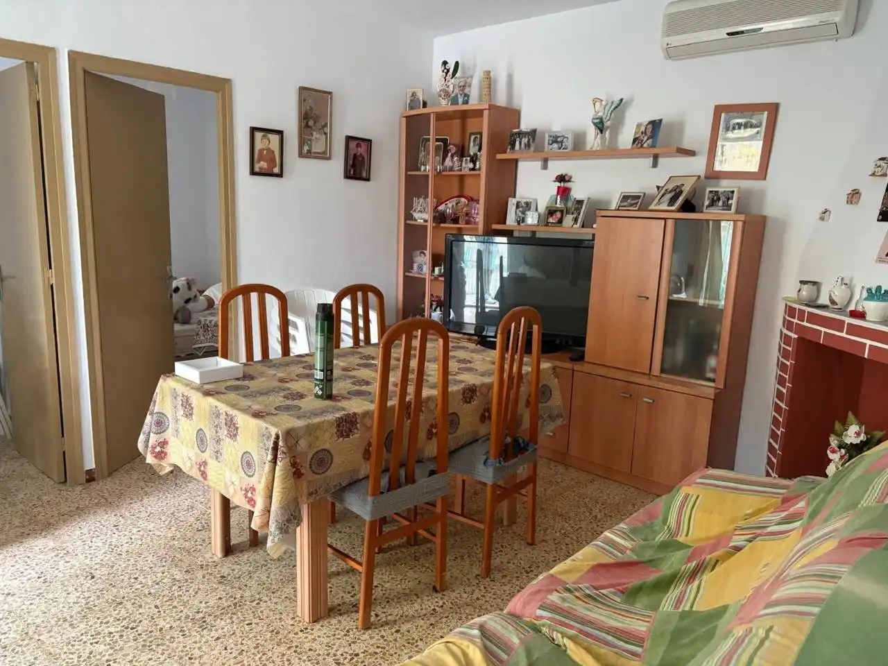 Sala d'estar de Casa o xalet en venda en Olesa de Montserrat amb Aire condicionat, Jardí privat i Terrassa