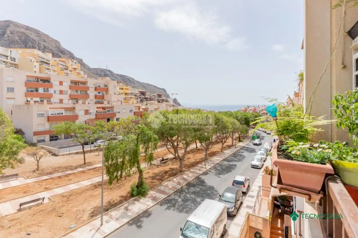Vista exterior de Pis en venda en Roquetas de Mar amb Aire condicionat, Terrassa i Traster