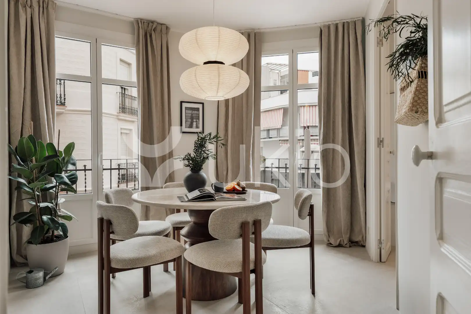 Comedor de Apartamento de alquiler en Barcelona con Aire acondicionado, Calefacción y Amueblado