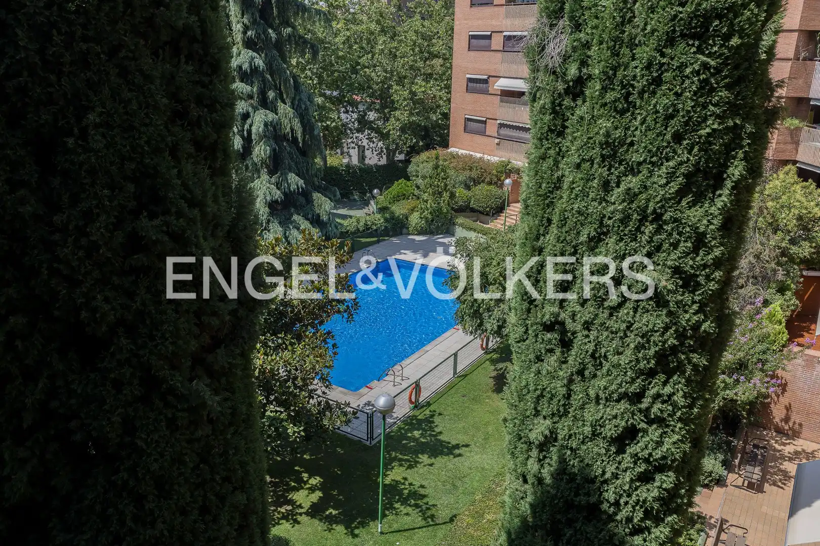 Piscina de Pis de lloguer en Madrid amb Aire condicionat, Calefacció i Jardí privat