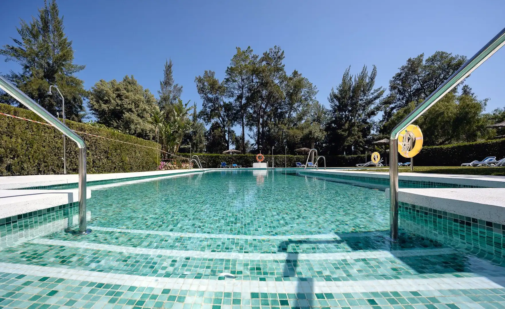 Piscina de Planta baja en venta en Benahavís con Aire acondicionado, Calefacción y Jardín privado