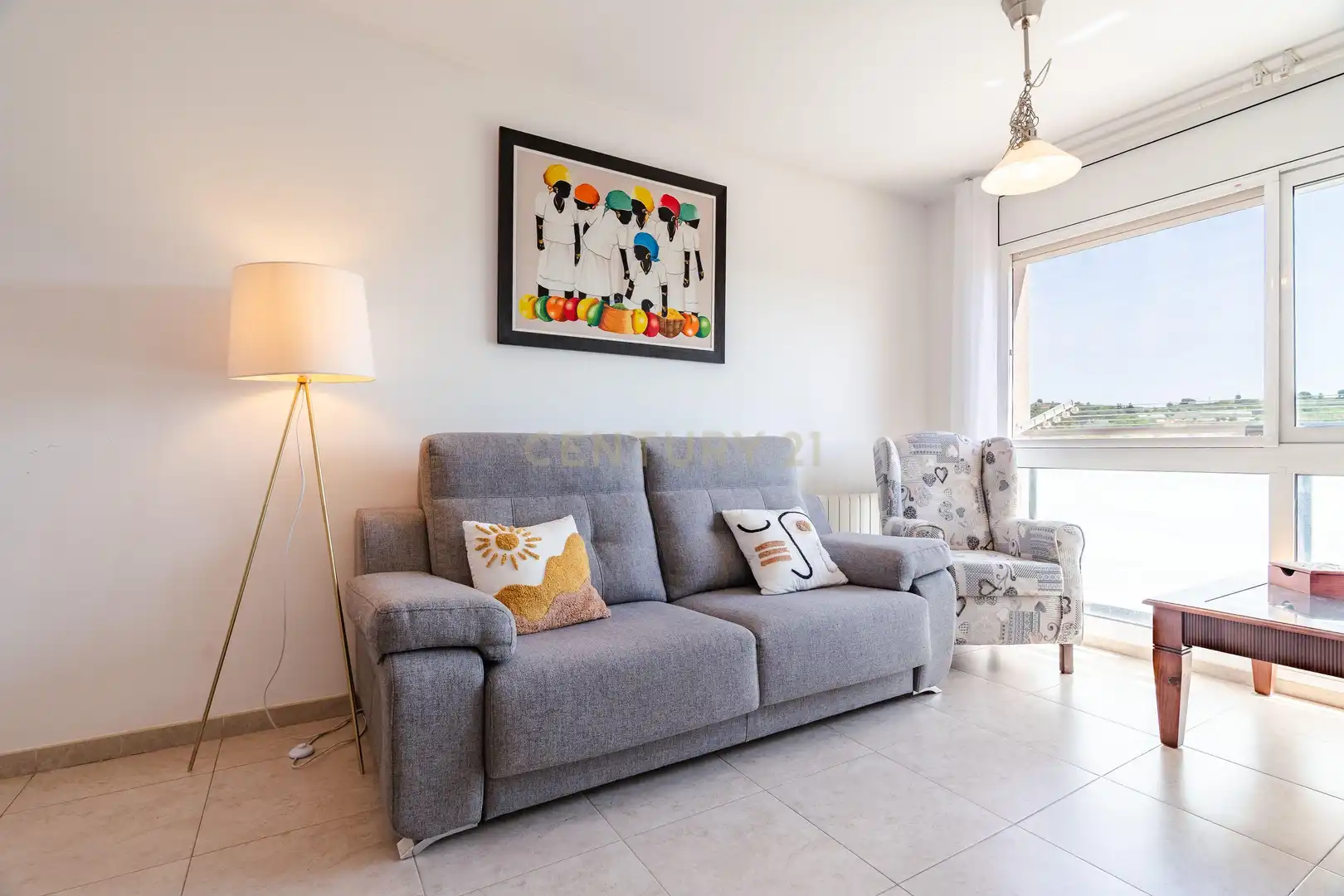 Wohnzimmer von Einfamilien-Reihenhaus zum Verkauf in Vila-rodona mit Privatgarten und Ofen
