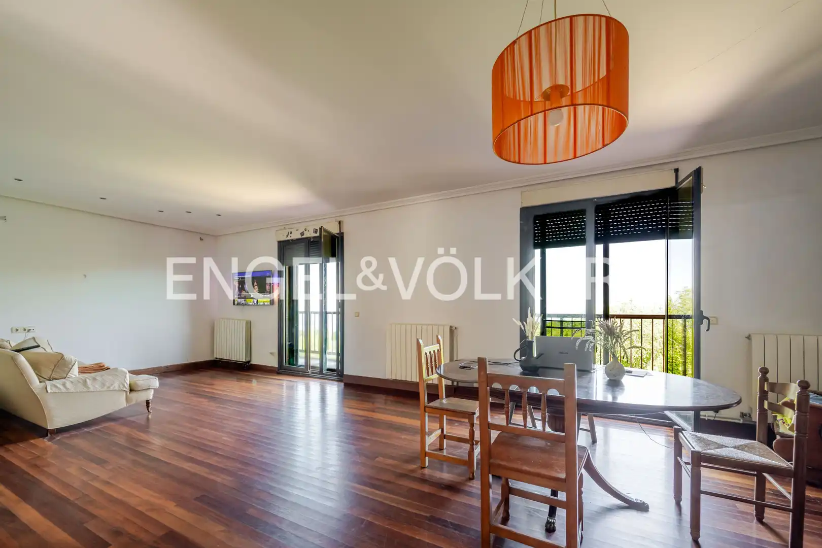 Sala d'estar de Casa adosada en venda en Donostia - San Sebastián  amb Calefacció, Jardí privat i Terrassa