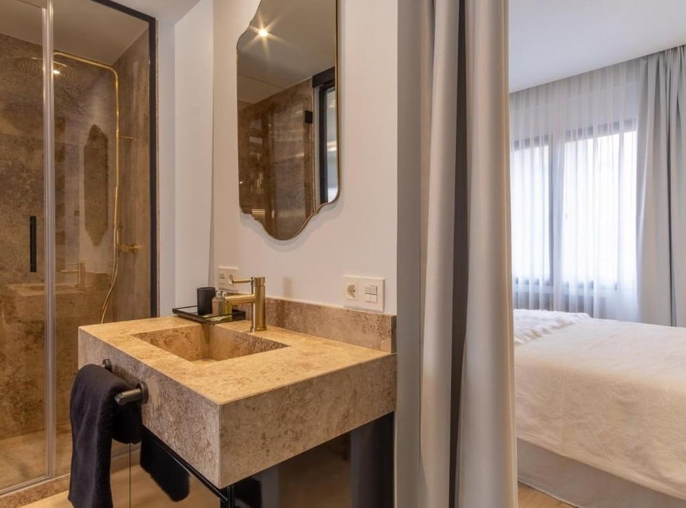 Bathroom of Flat for rent in Salt  with Air Conditioner, Furnished and Pets allowed