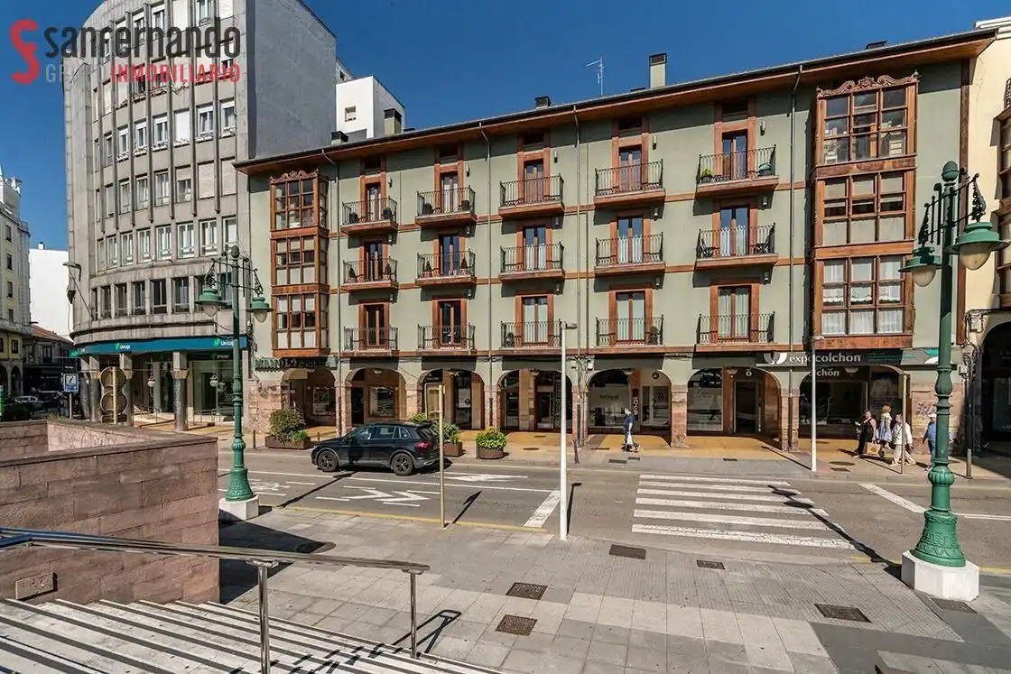 Vista exterior de Pis de lloguer en Torrelavega  amb Calefacció, Moblat i Balcó
