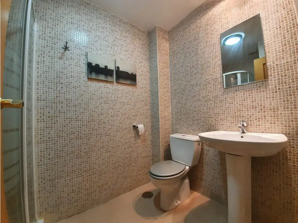 Badezimmer von Wohnung zum Verkauf in La Línea de la Concepción mit Möbliert, Ofen und Mikrowelle