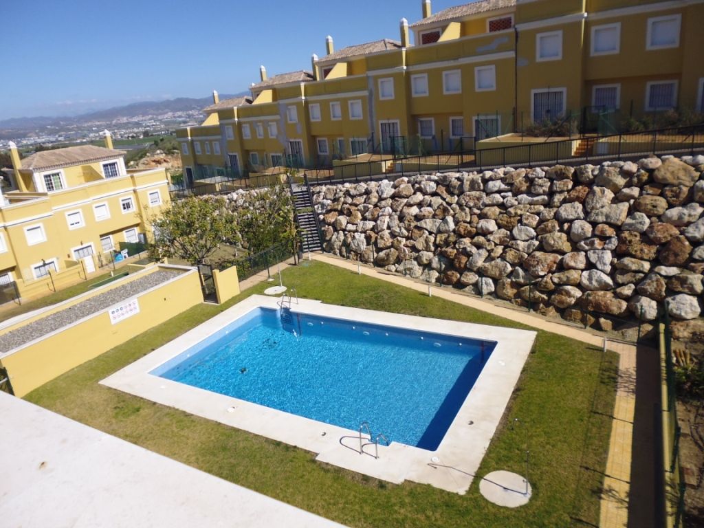 Schwimmbecken von Einfamilien-Reihenhaus zum Verkauf in Alhaurín de la Torre mit Klimaanlage, Terrasse und Abstellraum