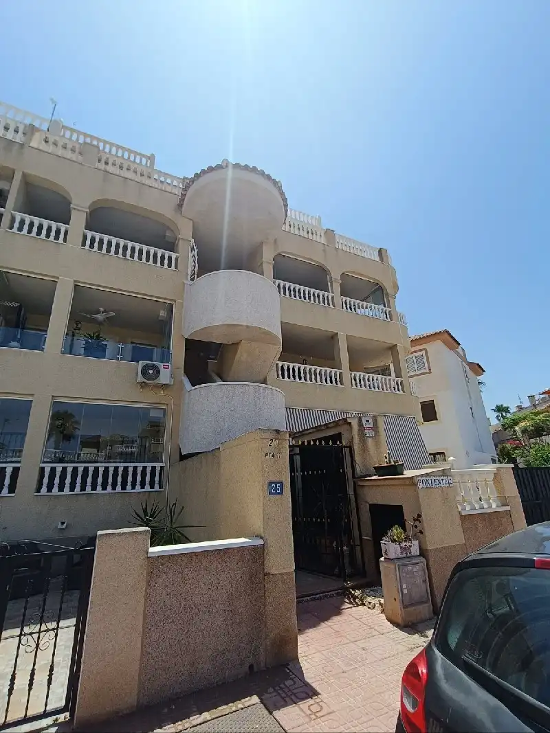 Vista exterior de Piso en venta en Orihuela