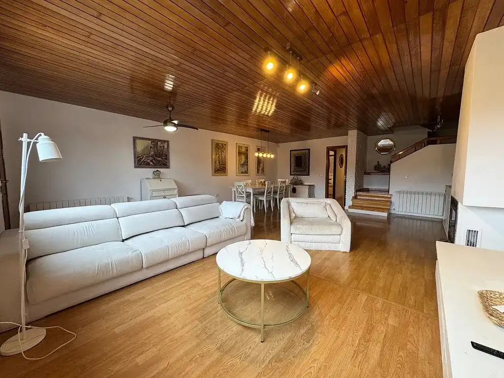 Sala de estar de Casa adosada en venta en El Escorial con Calefacción, Jardín privado y Parquet