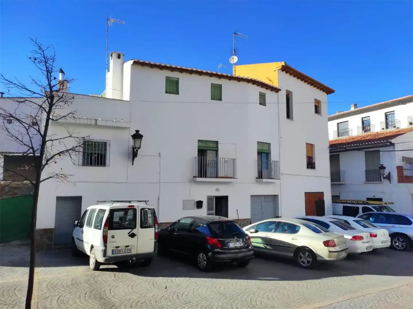 Vista exterior de Casa adosada en venda en Guadix amb Balcó