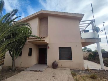 Chalet con piscina en venta en MELOCOTONERO 2