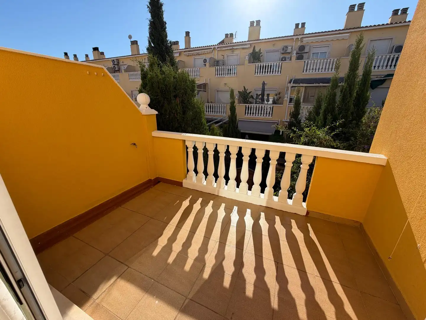 Terrasse von Einfamilien-Reihenhaus zum Verkauf in Dénia mit Klimaanlage, Privatgarten und Terrasse