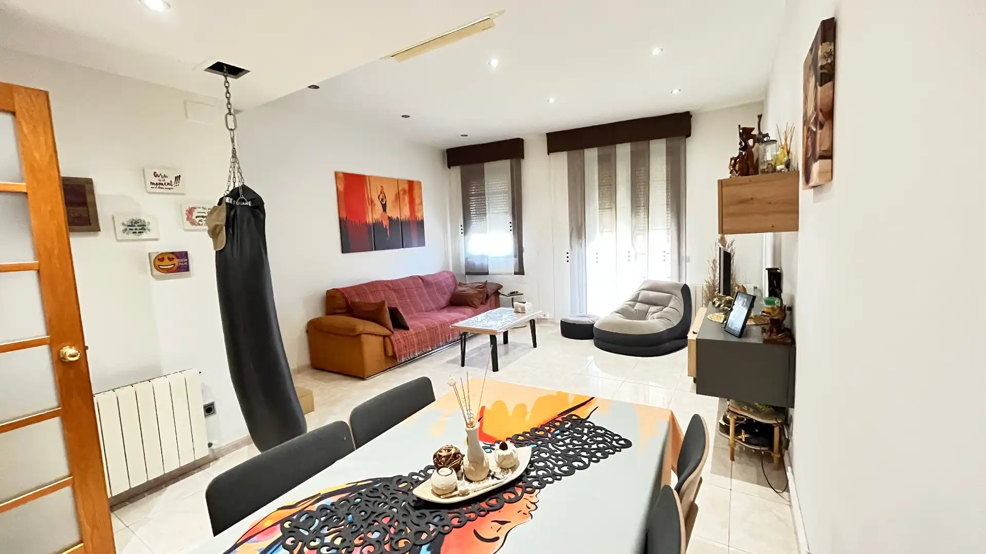 Wohnzimmer von Einfamilien-Reihenhaus zum Verkauf in Santa Coloma de Cervelló mit Klimaanlage, Heizung und Parkett