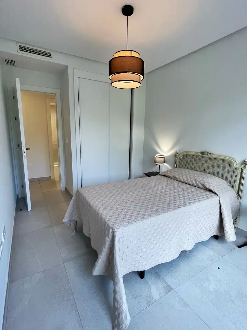 Schlafzimmer von Wohnung zur Miete in Benahavís mit Klimaanlage, Terrasse und Möbliert