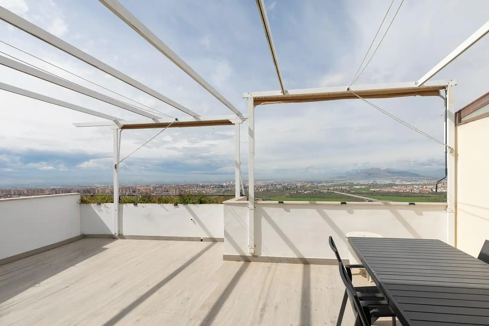 Terraza de Ático en venta en Jun con Aire acondicionado, Calefacción y Jardín privado