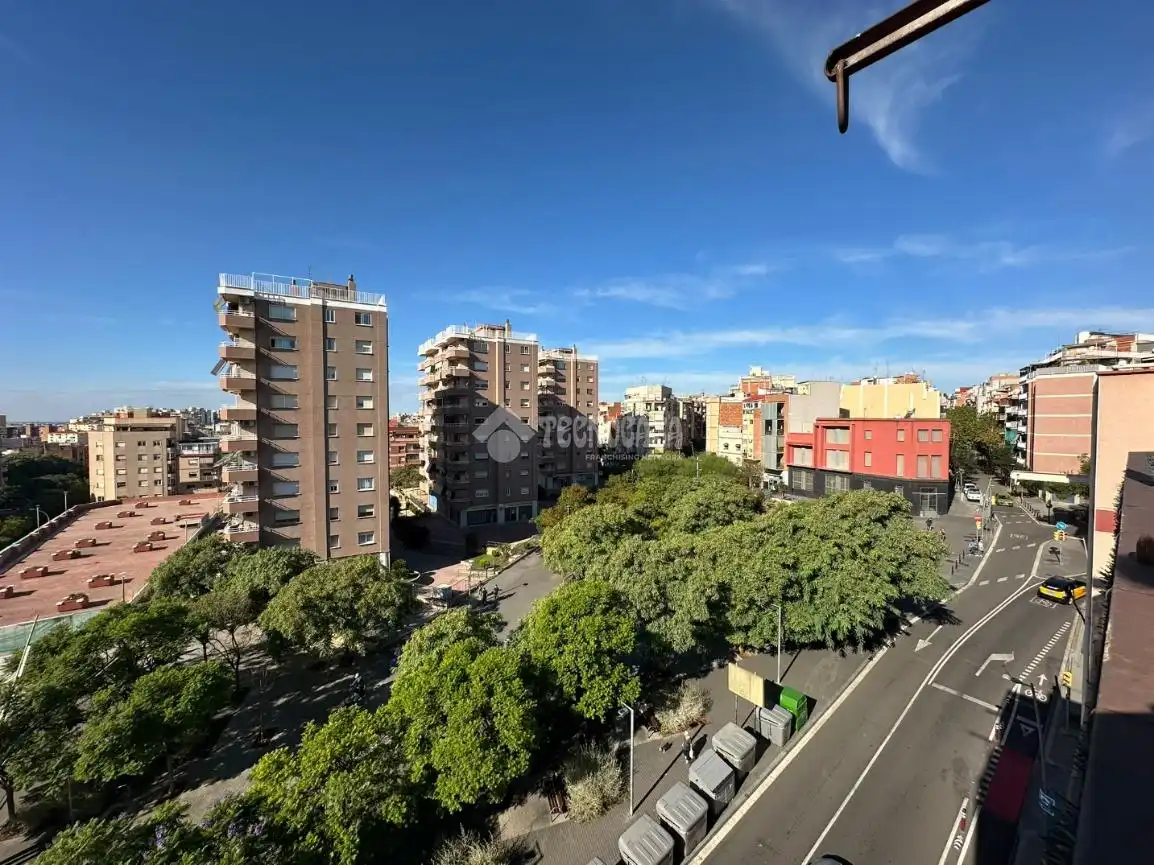 Vista exterior de Piso en venta en L'Hospitalet de Llobregat con Aire acondicionado, Terraza y Amueblado