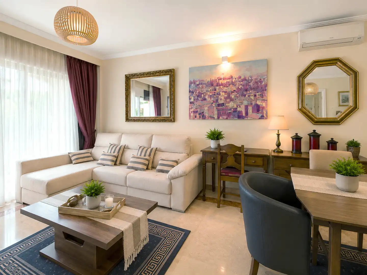 Sala d'estar de Apartament en venda en Estepona amb Aire condicionat, Terrassa i Piscina