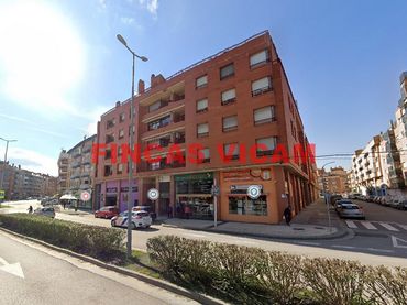 Locale commerciale in vendita a Avenida los Danzantes de Huesca