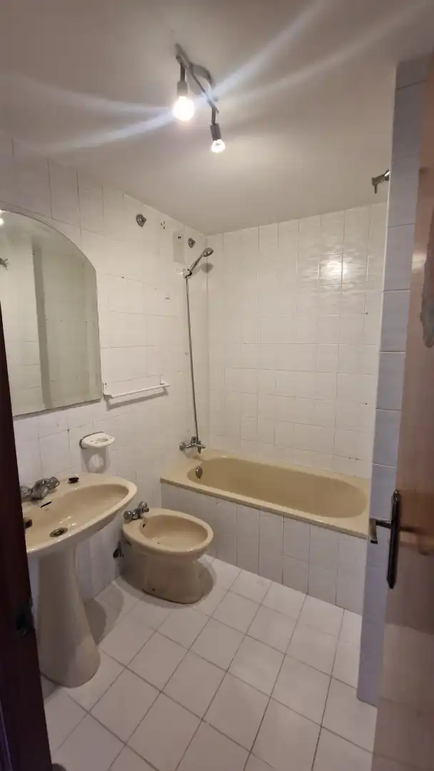 Badezimmer von Wohnung zum Verkauf in Culleredo mit Heizung, Parkett und Abstellraum
