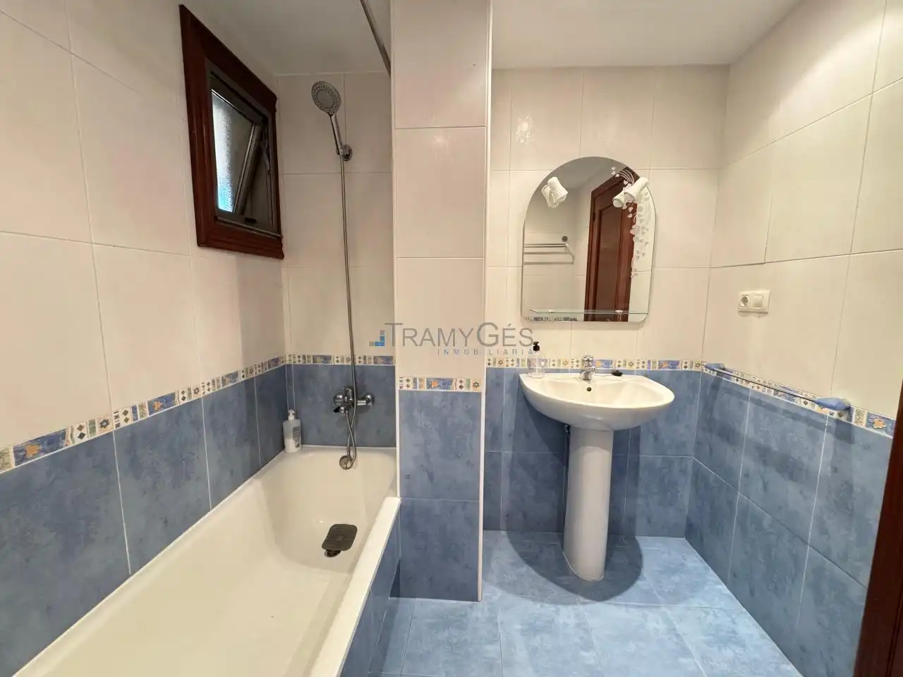 Bathroom of Flat for sale in Vigo   with Heating, Parquet flooring and Storage room