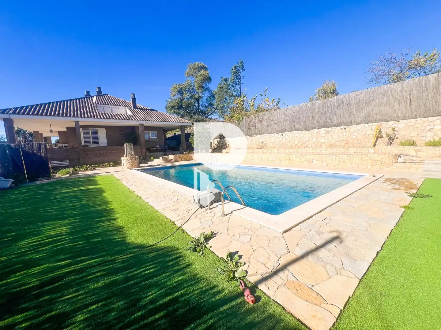 Piscina de Casa o chalet en venta en Pallejà con Aire acondicionado, Calefacción y Jardín privado