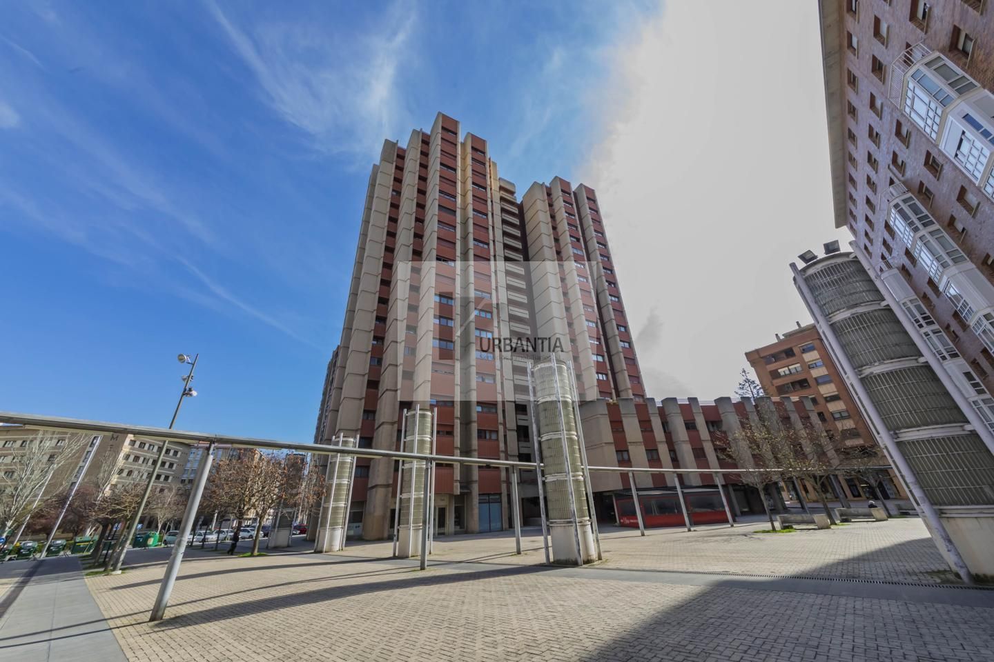 Außenansicht von Wohnung zum Verkauf in  Pamplona / Iruña mit Heizung, Parkett und Terrasse