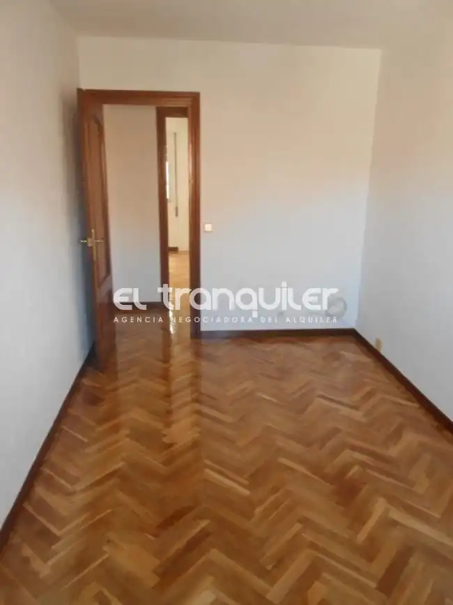 Dormitori de Pis de lloguer en Móstoles amb Parquet, Terrassa i Rentadora