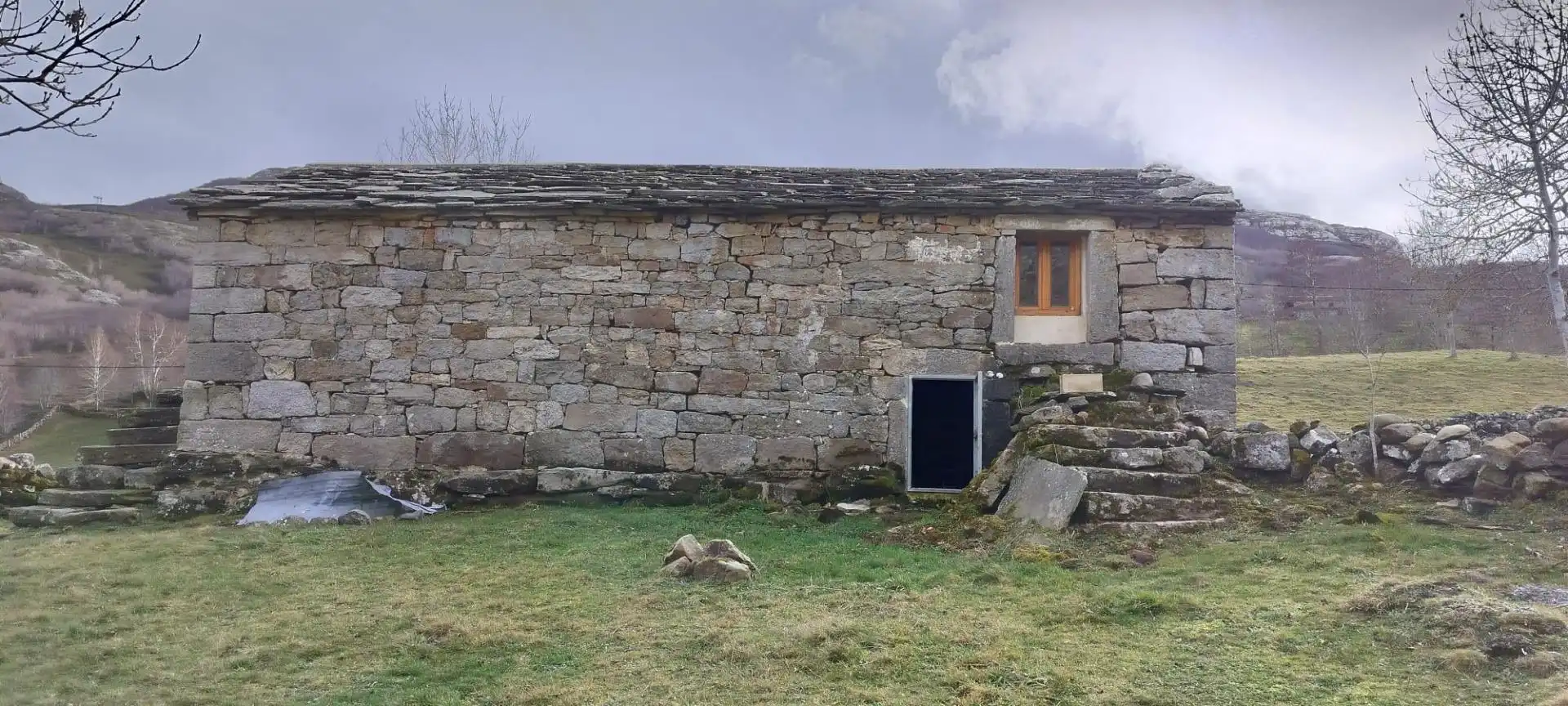 Vista exterior de Finca rústica en venda en Espinosa de los Monteros amb Jardí privat