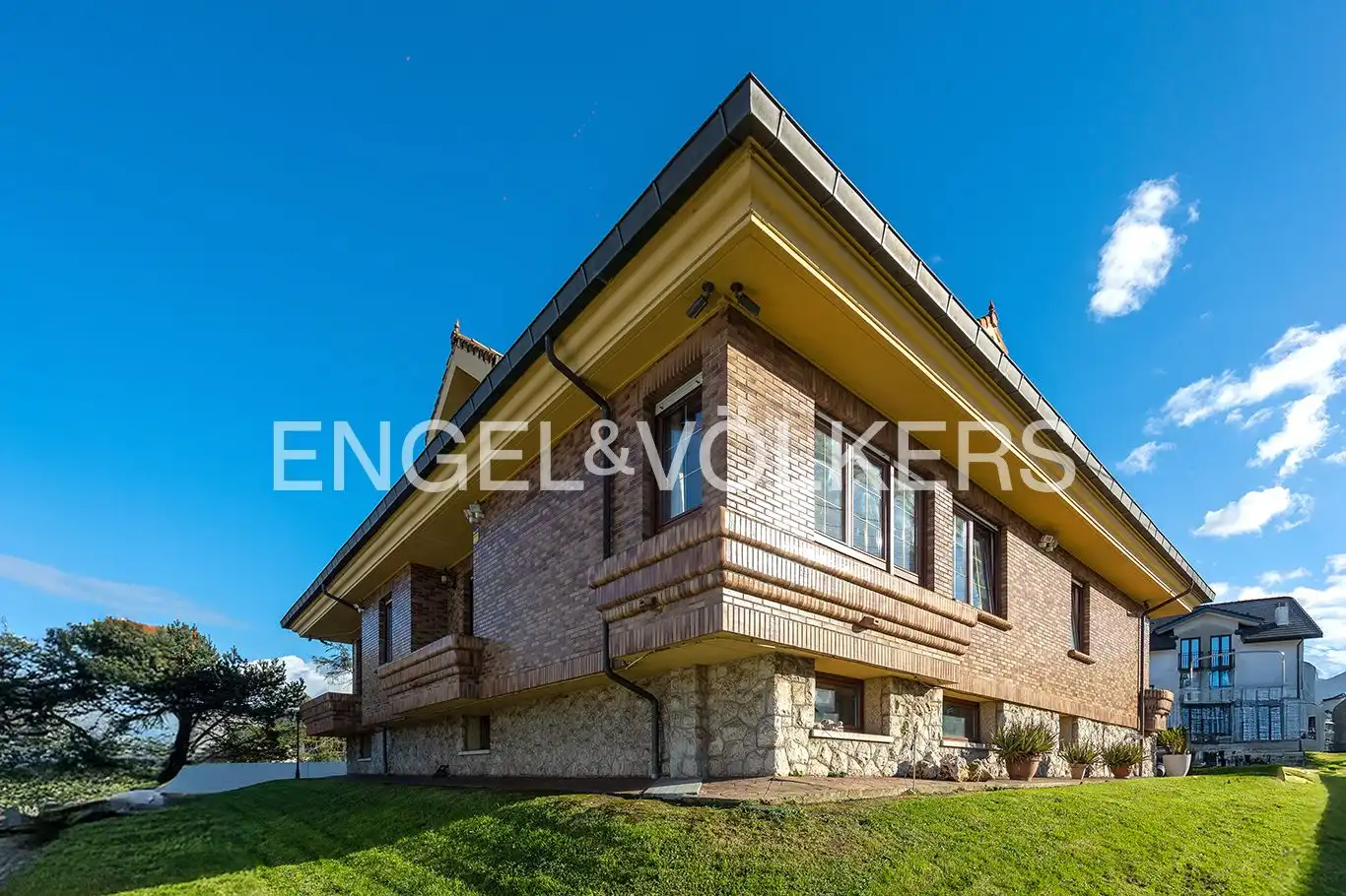 Vista exterior de Casa o xalet en venda en Camargo amb Calefacció, Jardí privat i Parquet