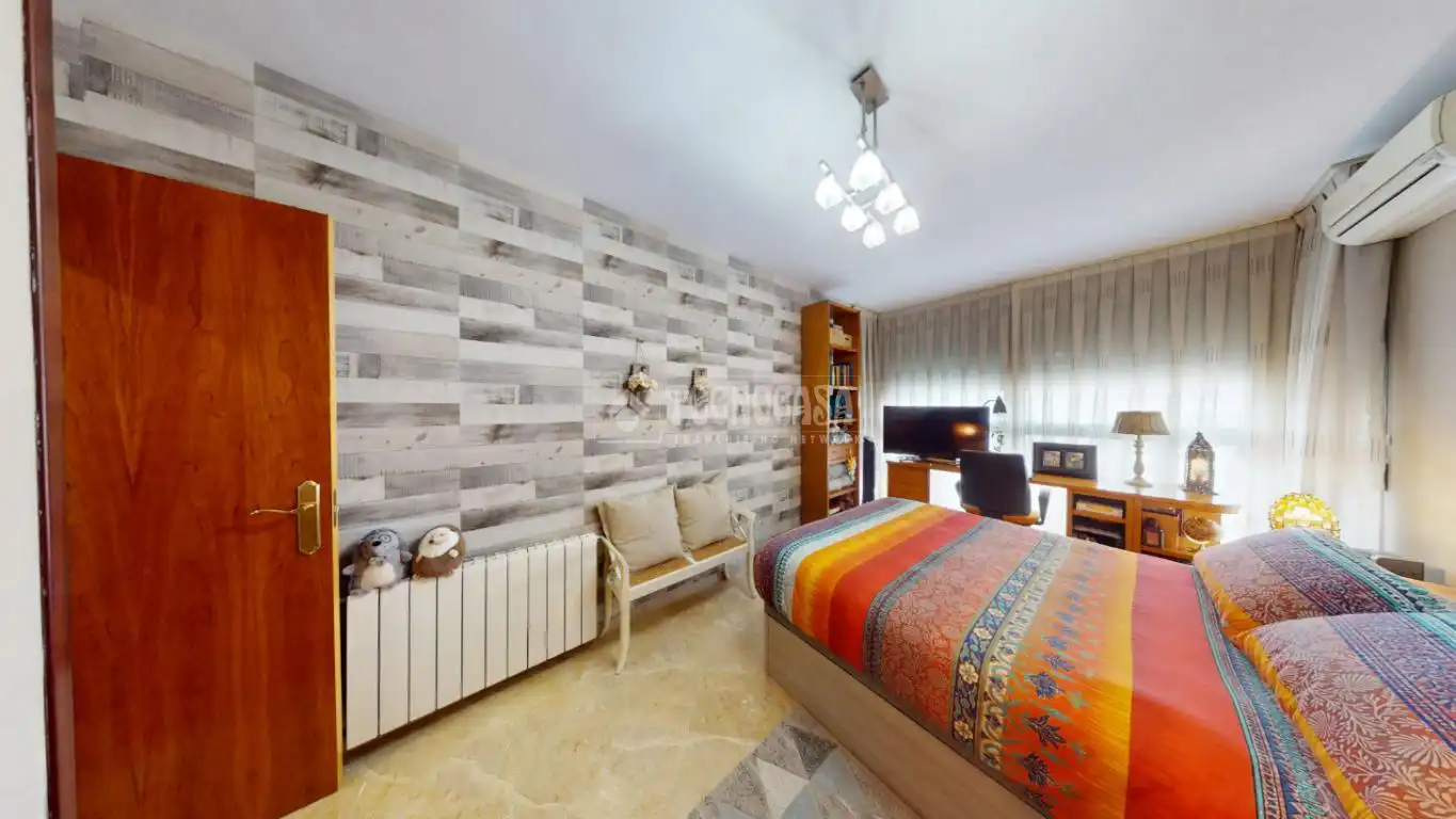 Bedroom of Flat for sale in Valencia  with Air Conditioner, Heating and Balcony