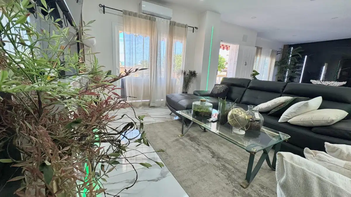 Sala d'estar de Casa o xalet en venda en Alhaurín de la Torre amb Aire condicionat, Calefacció i Piscina