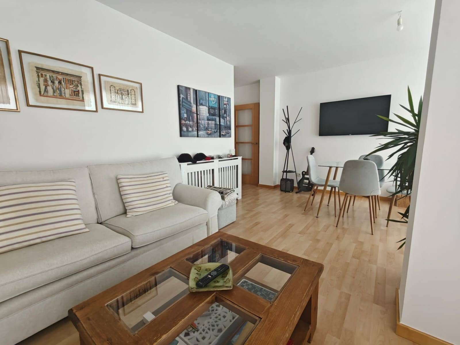 Sala d'estar de Pis en venda en Santiago de Compostela  amb Calefacció