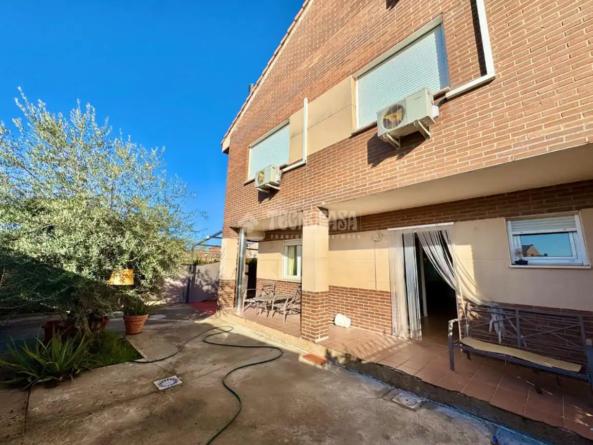 Vista exterior de Casa adosada en venta en Yunquera de Henares con Aire acondicionado y Calefacción