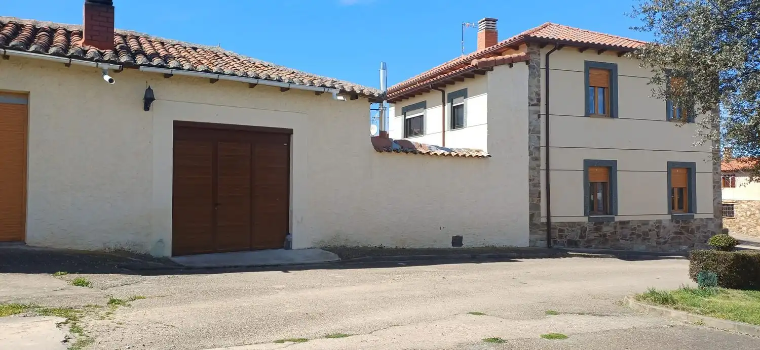 Vista exterior de Casa o xalet en venda en Valderrey amb Calefacció, Terrassa i Traster