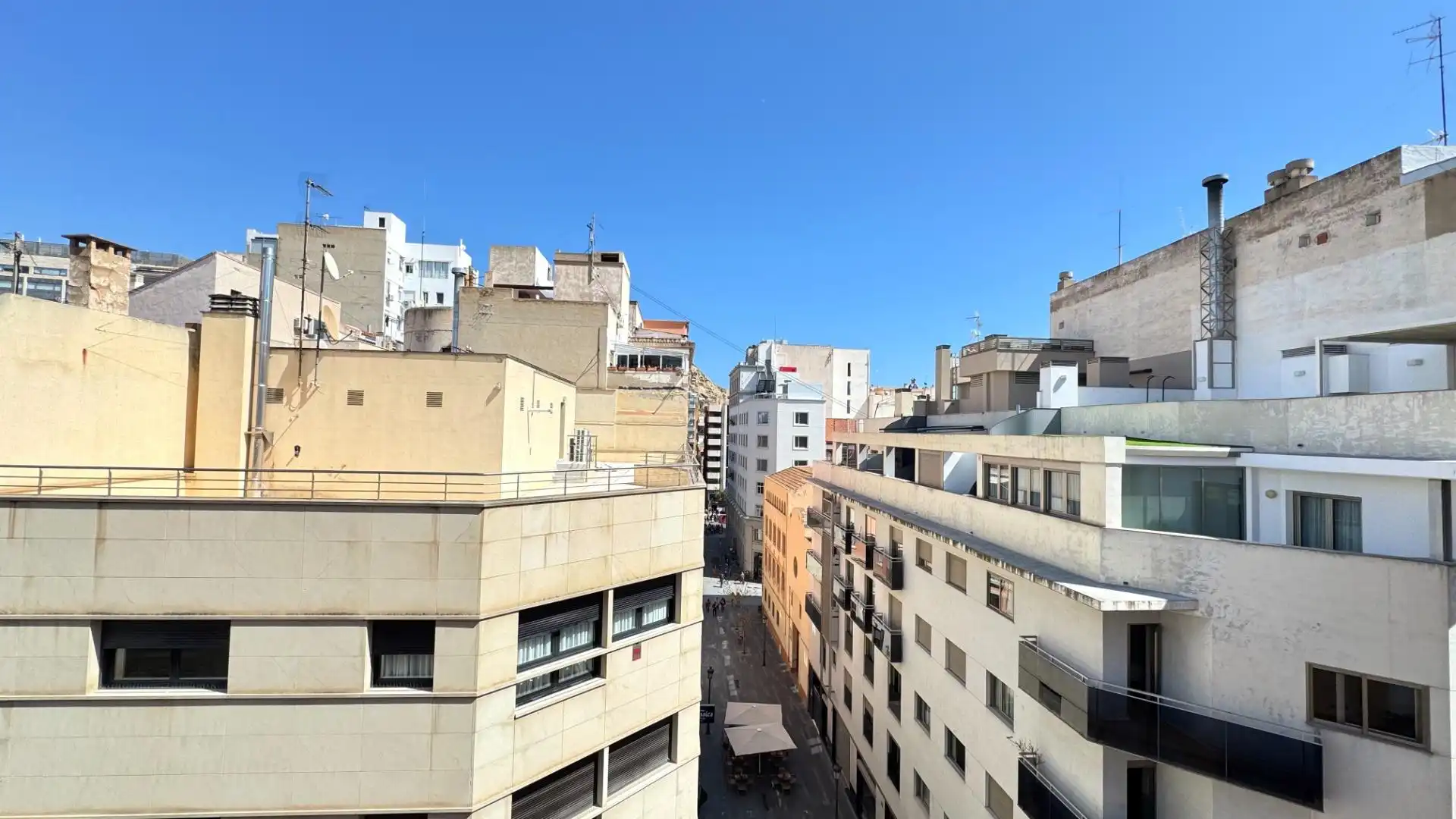 Vista exterior de Àtic en venda en Alicante / Alacant amb Aire condicionat, Terrassa i Moblat