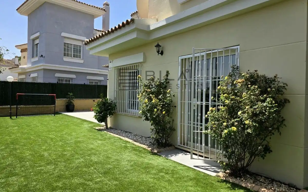 Vista exterior de Casa o chalet en venta en Mijas con Aire acondicionado, Terraza y Piscina