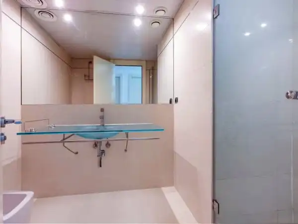 Baño de Ático de alquiler en Barcelona con Aire acondicionado, Calefacción y Parquet