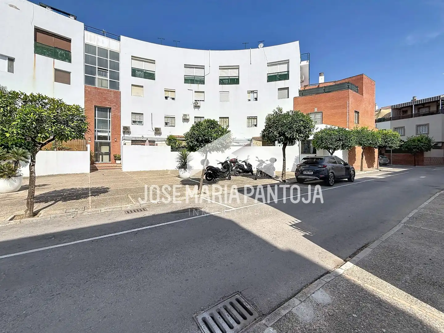 Vista exterior de Casa adosada en venda en Jerez de la Frontera amb Aire condicionat, Calefacció i Terrassa