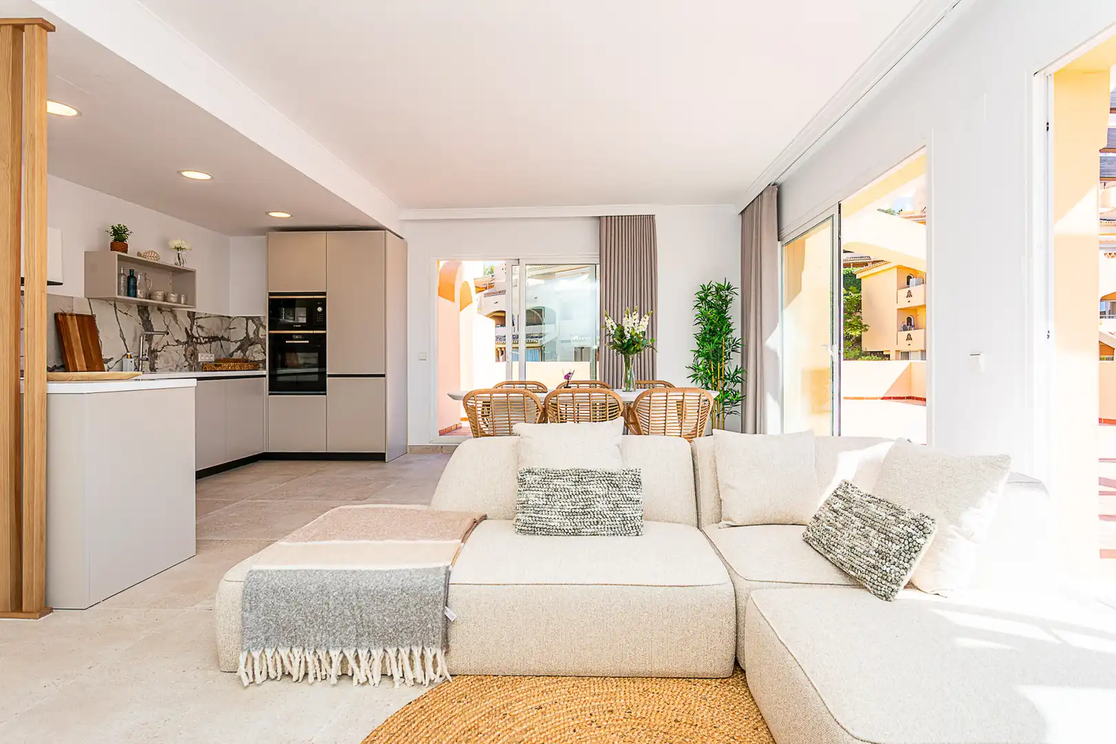 Sala de estar de Ático en venta en Marbella con Aire acondicionado, Terraza y Trastero