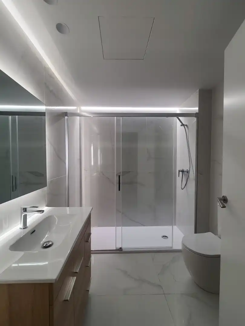 Baño de Piso en venta en Viladecans con Terraza, Piscina y Balcón